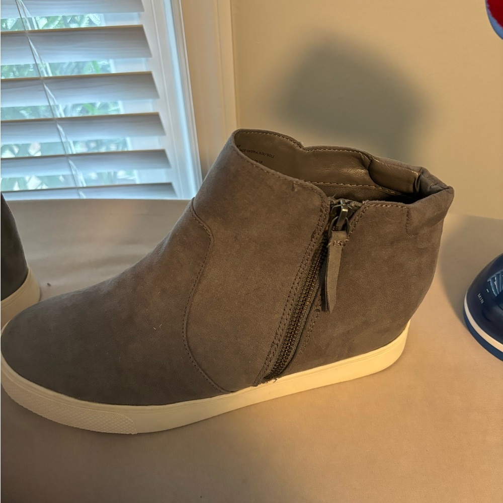 Shoes - Picture 4 of 5
